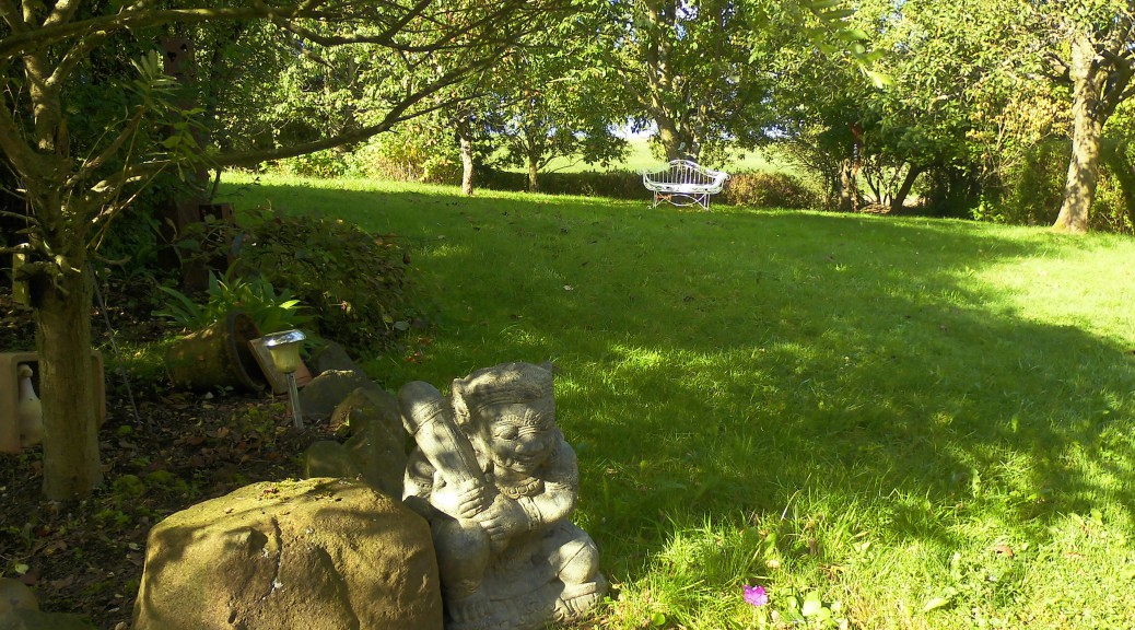 Ein Stein-Wächter im Garten